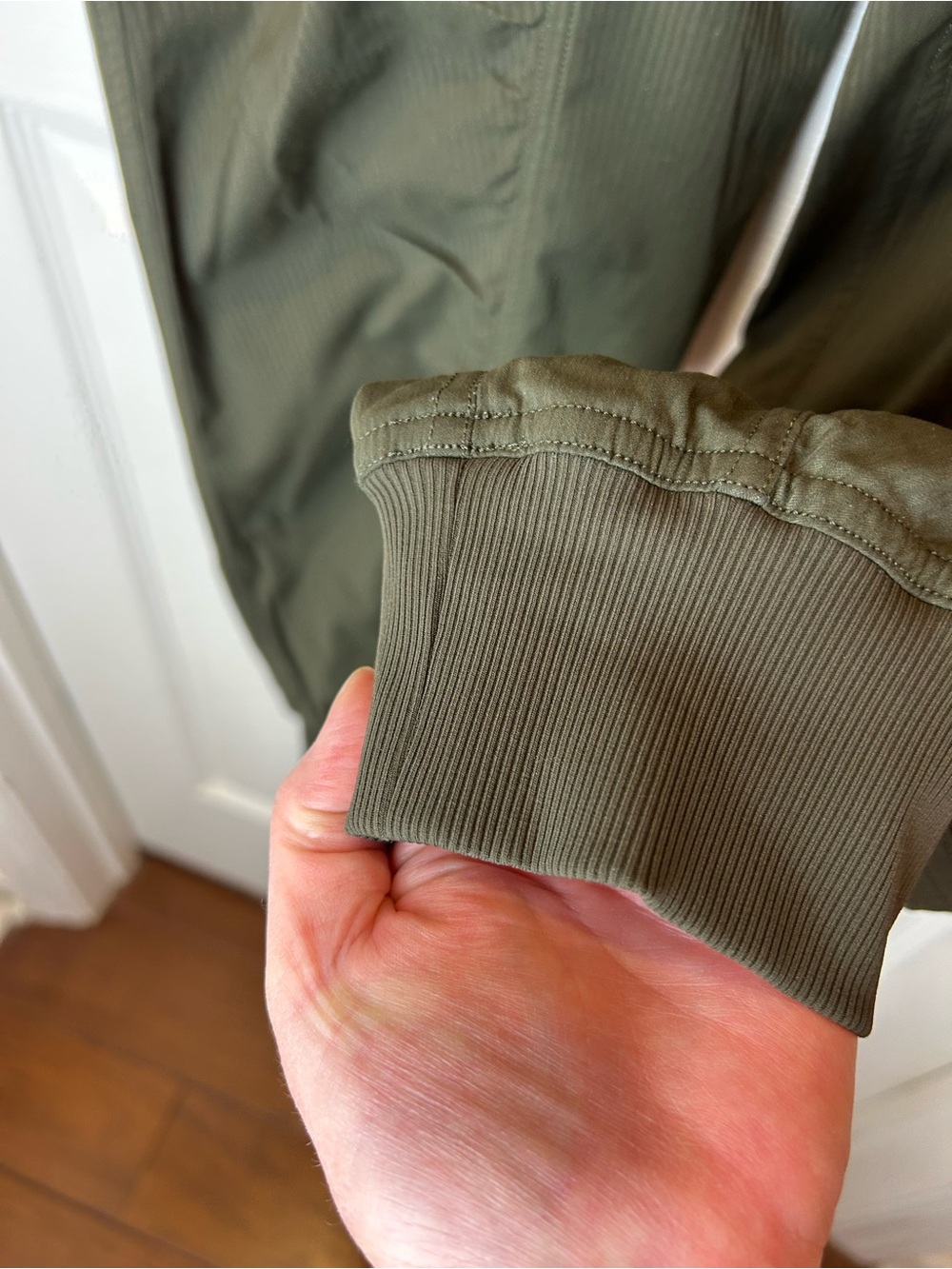 LULUEMON DANCE STUDIO JOGGER PANTS WOMEN OLIVE GREEN DRAWSTRING SIZE 8 - Picture 3 of 9